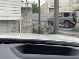 【ヘッドアップディスプレイ】ヘッドアップディスプレイでフロントガラスに車速・ナビゲーションルート案内の矢印・チェックコントロールなど、ドライバーが常に前方運転に集中できるよう視界に表示されます