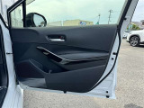 運転席ドアの内張です!使用感が少なくきれいな状態です!収納も備わっています!