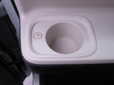 温かい飲み物の適温をキープできる保温機能付きドリンクホルダー。テイクアウトの温かい飲み物をドライブ中美味しく楽しめます。