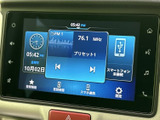 タッチ画面にラジオや時計、スマートフォン連携などの項目が表示され、必要な情報をひと目で確認できます。ホームや音量のボタンも画面脇にまとまり、日常のお出かけで使いやすい構成です。