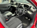 運転席周辺は、プジョー独自の設計思想が生み出した『i-Cockpit』