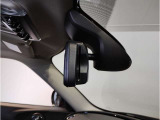 【ETC機能付防眩ミラー】BMWのルームミラーは、ETCと一体型でございます。ミラーは防眩機能付きですので、後方車両のヘッドライトの明かりをカット致します。