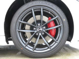 レイズ製19インチアルミ鍛造ホイールを搭載。19x10J、275/35R19タイヤをリヤに装着しています。