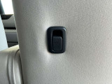 運転席シートバックには耐荷重4kgの買い物フックを装備、お買い物後のレジ袋の転がりを防げますね!