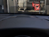 レーダークルーズコントロールを装備。アクセルやブレーキを操作しなくても、自動で先行車との車間距離を保ち追従走行できます。長距離や高速道路を運転する際に、ドライバーへの負担を軽減します。