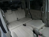 前席のシートバックを倒せば、フルフラットモードの完成です!体を横たえて眠れるので、車中泊にぴったりな機能ですね♪