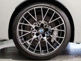 【BMWアロイホイル】軽量かつ強度に拘ったアロイホイル。走行性能ポテンシャルを引き出す設計。車の足元を引き締めてくれる大きなポイントはアロイホイルです。
