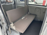 荷物が多いときや長さのあるものを運ぶときに便利な一体可倒式リヤシート☆
