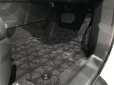 内装工程では、中古車を気持ちよくお乗りいただけるよう清掃しております。