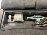 パンク修理キット搭載です。スペアタイヤでない分、ラゲッジスペースが広く使えます。