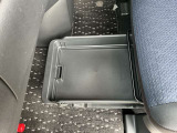 助手席シート下側にスライド式の小物入れがあります。