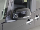 ◆ドアミラーウインカー◆ドアミラーにウインカーを装備しています。対向車に自身の進行方向を合図し安全に運転できます。
