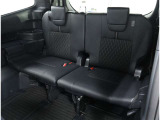 サードシートは便利な5:5分割可倒式シートです。収納と乗車人数のバランスに優れています♪荷物の大きさに応じたラゲージスペースをフレキシブルに作り出せるので、シーンに応じた使い方ができます♪