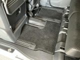 しっかりと汚れ、砂ぼこりを落とし足元まで清潔な車内空間を作り上げております♪