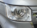 明るく白い光のLEDヘッドライトにより、夜間でも遠くまで見通しやすく、安全性が高まります。