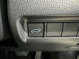 電動式バックドアです。 荷物を持ったままでもボタン一つで自動的に開け閉めできるので便利ですよ。 挟み込み防止機能も付いていますのでお子様の手や荷物を挟み込むのを防いでくれますよ。