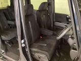 女性でも運転がしやすいように、シートの高さ調整機能(シートリフター)がついています。運転席と助手席の間が空いている為、助手席側への移動がスムーズです。交通量の多い道でも助手席側から乗り降りができます。