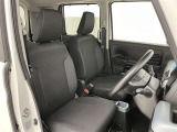 高いホールド性で運転姿勢が安定します。長距離ドライブでも疲れにくいのが魅力です。快適なドライビングライフをお送りください♪