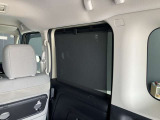 ロール式シェードが出てきます!車内の温度を安定して保てます♪強い日差しもシャツトダウンしてくれます☆