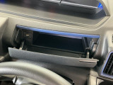 【インパネアッパーボックス】サッと取り出せてサッとしまえる、運転席の目の前にはボックスが装備されております!薄型のボックスティッシュなど収納可能☆