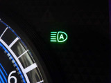 【ハイビームアシスト】先行車または対向車の有無や周辺の明るさなどに応じて、ヘッドライトのハイビーム(上向き)とロービーム(下向き)を自動で切り替えます。