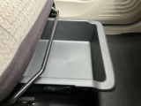 助手席シートの座椅子の下にシートアンダーボックスがあり、収納に便利です。