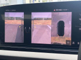 サラウンドビューカメラ装備 車両の4つのカメラから得た映像を合成し、上空から眺めているような映像をモニターに映し出します。車両周辺の歩行者や障害物などの発見に役立ちます。