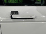 キーのボタンを押したり、キーをドアロックに挿入したりすることなく、車両に乗ることができます。これによりキーを見つけるためにポケットやバッグを探したり、アンロックボタンを押したりする必要が無くなります。