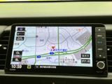 鮮明な表示で、運転中の視認性を高めます。現在地情報や周辺施設を分かりやすく表示し、安全なドライブをサポートします。