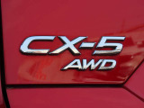 【AWD】前輪と後輪すべてに駆動力を配分し、悪路や滑りやすい路面でも安定した走行を可能にするシステムです。