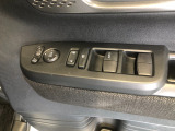 【窓操作部分】運転席のスイッチでは、すべてのウィンドーの開閉操作を行うことができます。