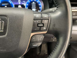 前方の車との車間を設定し、スピードを上げたり緩めたりを自動で行ってくれる追尾式の「レーダークルーズ」。上級装備の一つです!高級車にしかつかない嬉しい機能です。