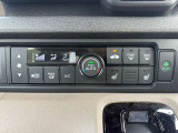 オートエアコンを搭載しておりますので、温度調整も簡単です!運転席と助手席にはシートヒーターが付いているので、寒い冬に大活躍してくれます!
