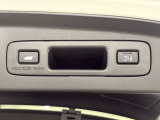 ハンズフリーアクセスパワーテールゲート(予約クローズ機能付)荷物を抱えていても楽に開け閉め可能です。スマートキーを持っていれば、開扉だけでなく、閉扉までをハンズフリーで行うことが出来ます