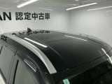 【ルーフレール】このレールにルーフキャリアを取り付け、その上にルーフボックスなどのアタッチメントを装着することで、サーフボードやスノーボード、自転車などの様々な荷物を積載できます。