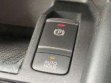【電動パーキングブレーキ】ブレーキペダルを踏み込み、スイッチを引き上げると作動、押し下げると解除されます。