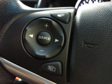 ハンドルにオーディオの操作スイッチが装備されています。視線を前方から外さずハンドルから手を離さずに操作できるのでとっても安全ですね。