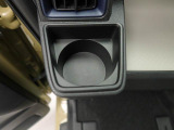 カップホルダーは運転席や助手席からちょうど手の届く位置です!!