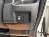 【両側スライド片側電動スライドドア】左右スライド式で、片側(主に左側)のみ電動で自動開閉する仕様。コストを抑えつつ歩道側の利便性を確保。予算重視のファミリー層や送迎需要にピッタリなバランスの設定です。