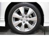 純正のアルミホイールが足元を飾ります!タイヤサイズは215/50R17 になります。