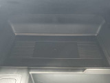 【ワイヤレスデバイスチャージング】スマートフォンなどの対応デバイスを置くだけで充電できるワイヤレスデバイスチャージングが搭載されています。車内のコンソール周りをすっきりと保つことができます。