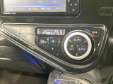 【オートエアコン】一度お好みの温度に設定すれば、車内の温度を検知し風量や温度を自動で調整。暑い&hellip;寒い&hellip;と何度もスイッチ操作をする必要はありません。快適な車内空間には必須の機能ですね♪