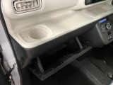 グローブボックスなどの多彩で便利な収納が設けられています。
