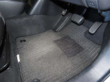 内装工程では、中古車を気持ちよくお乗りいただけるよう清掃しております。シートの洗浄はもちろん、ニオイの元となるフロアカーペットまで洗浄・消臭を実施。