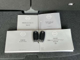 取り扱い説明書、メンテナンスノート、保証書揃ってます。インテリジェントキーも付いています。バック等に入れたままでも施錠解除もできエンジンスタートもワンプッシュでエンジンをかけることが出来ます。