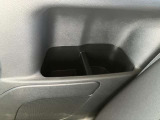 後席用のドリンクホルダーがあります。