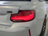 L字型リアコンビランプ:BMWの伝統的なデザインのひとつです。夜間でも誰が見てもBMWとわかる印象的なデザイン。