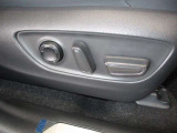 パワーシート搭載。微妙な調整が手軽にでき、ピッタリのポジションで運転することが可能です。