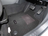 内装工程では、中古車を気持ちよくお乗りいただけるよう清掃しております。シートの洗浄はもちろん、ニオイの元となるフロアカーペットまで洗浄・消臭を実施。