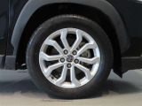 純正のアルミホイール装着車です。タイヤサイズは215/60R17です。